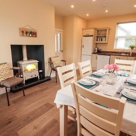 Meadow View Villa Ennis Bagian luar foto