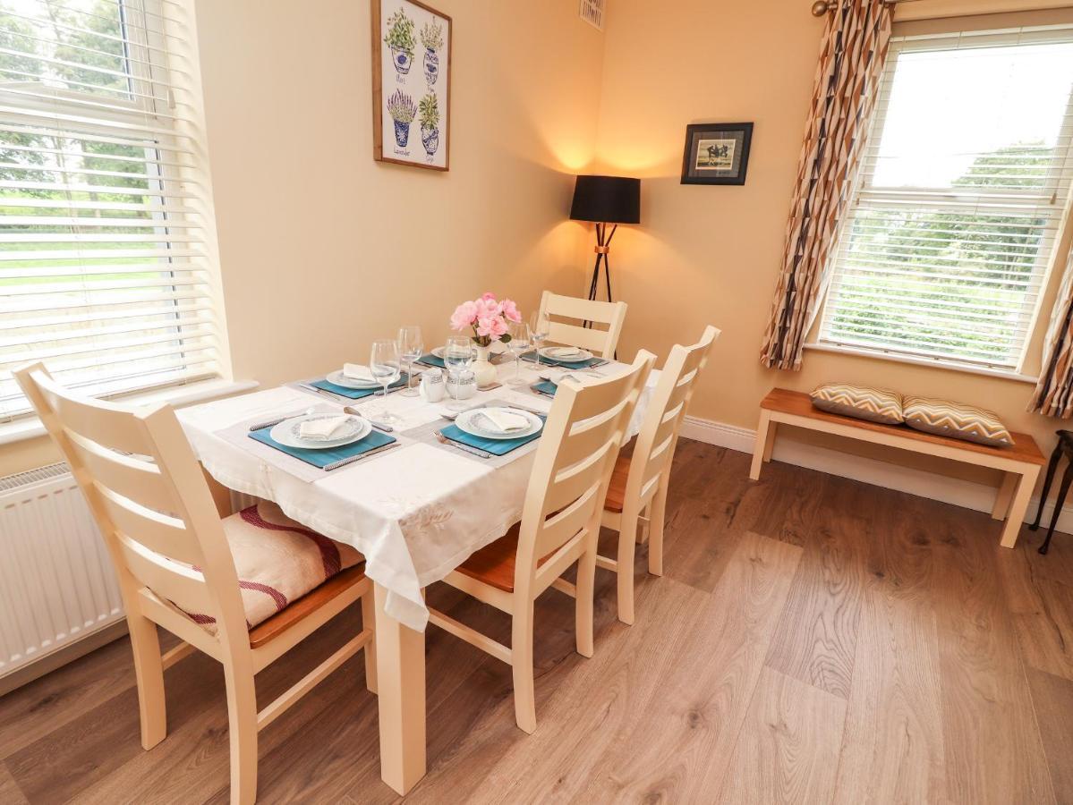 Meadow View Villa Ennis Bagian luar foto