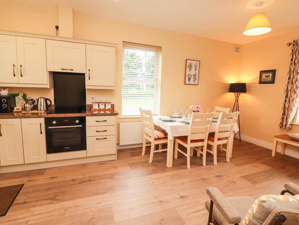 Meadow View Villa Ennis Bagian luar foto